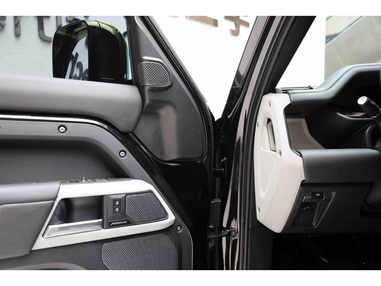 Land Rover Defender 2024