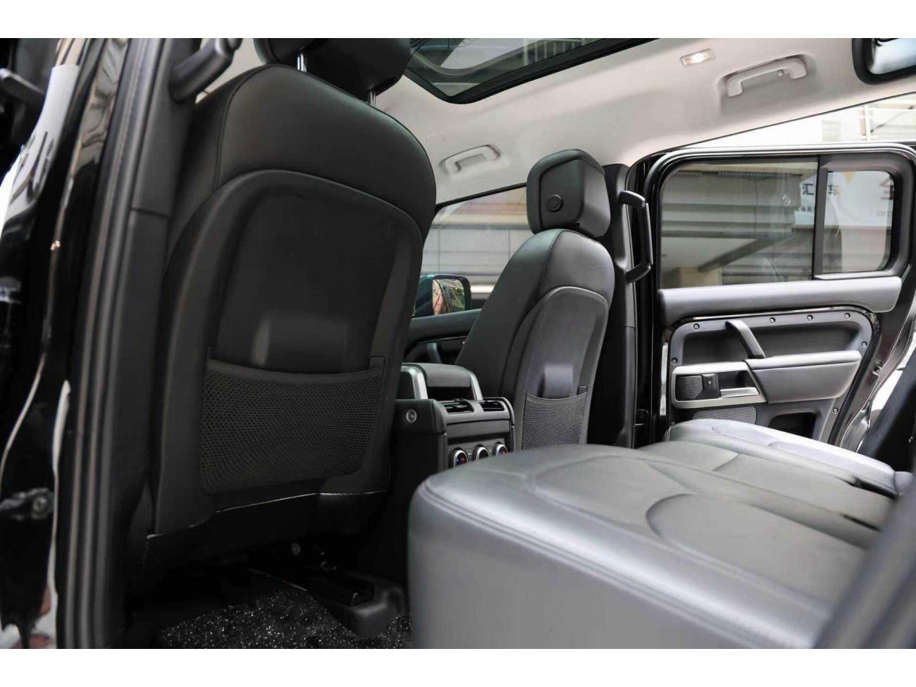 Land Rover Defender 2024