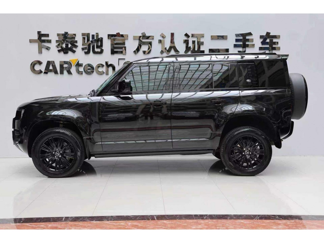 Land Rover Defender 2024