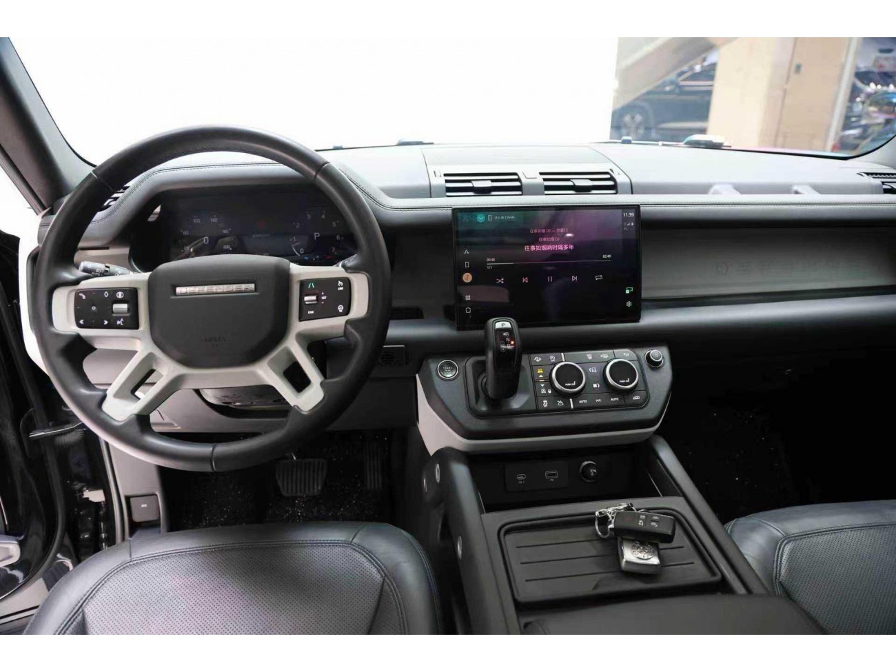 Land Rover Defender 2024