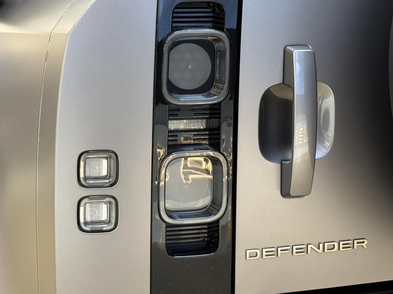 Land Rover Defender 2024