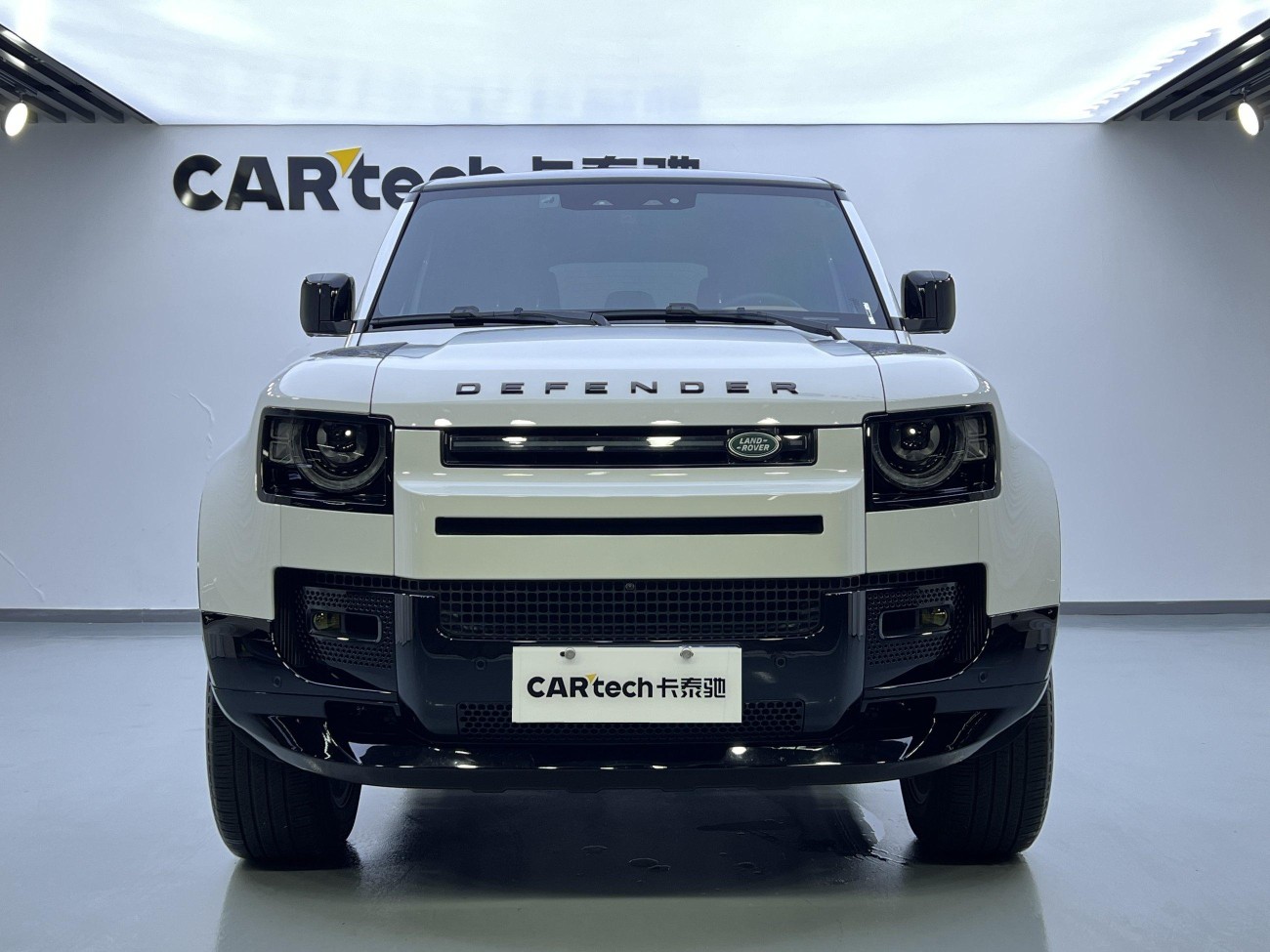 Land Rover Defender 2024