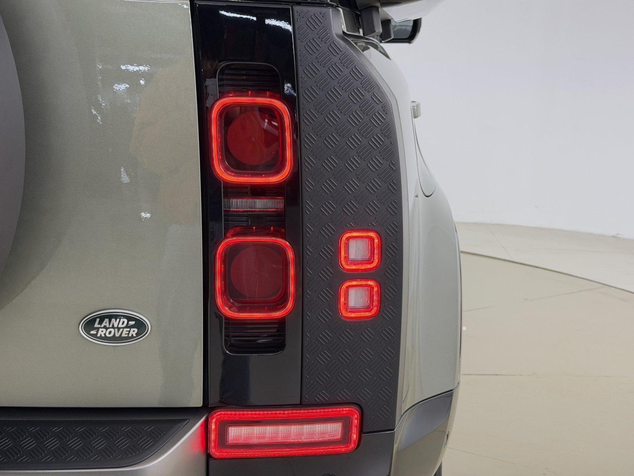 Land Rover Defender 2023