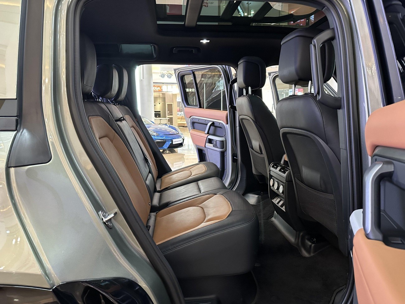 Land Rover Defender 2023