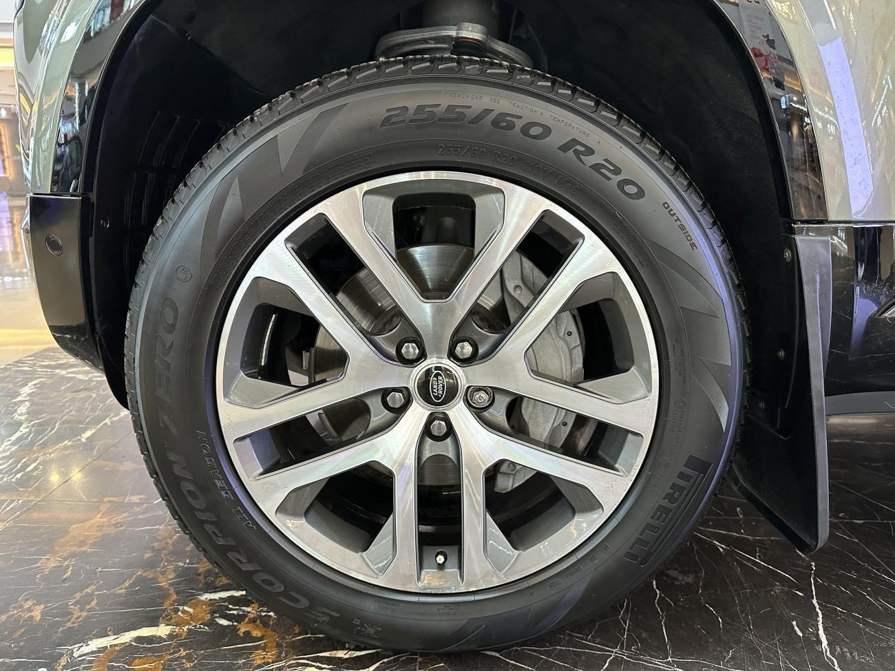 Land Rover Defender 2023