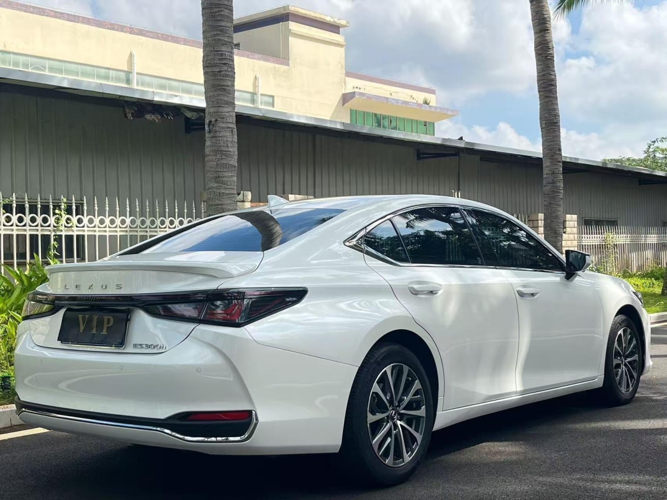 Lexus ES 300h 2025