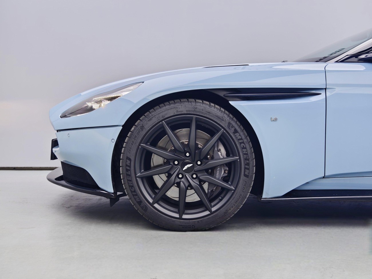 Aston Martin DB11 2017