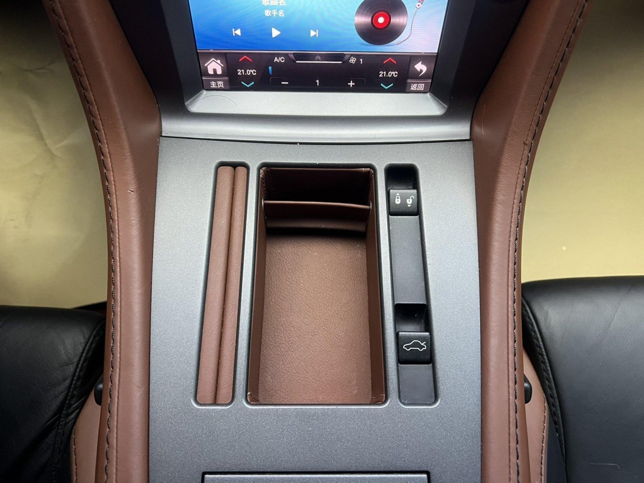 Aston Martin Vantage 2012