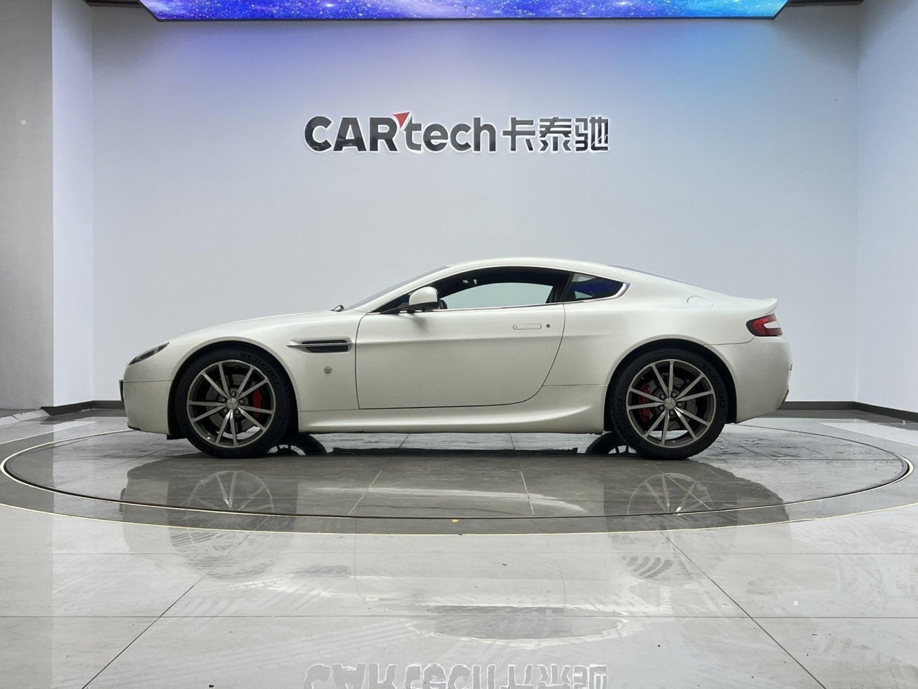 Aston Martin Vantage 2012