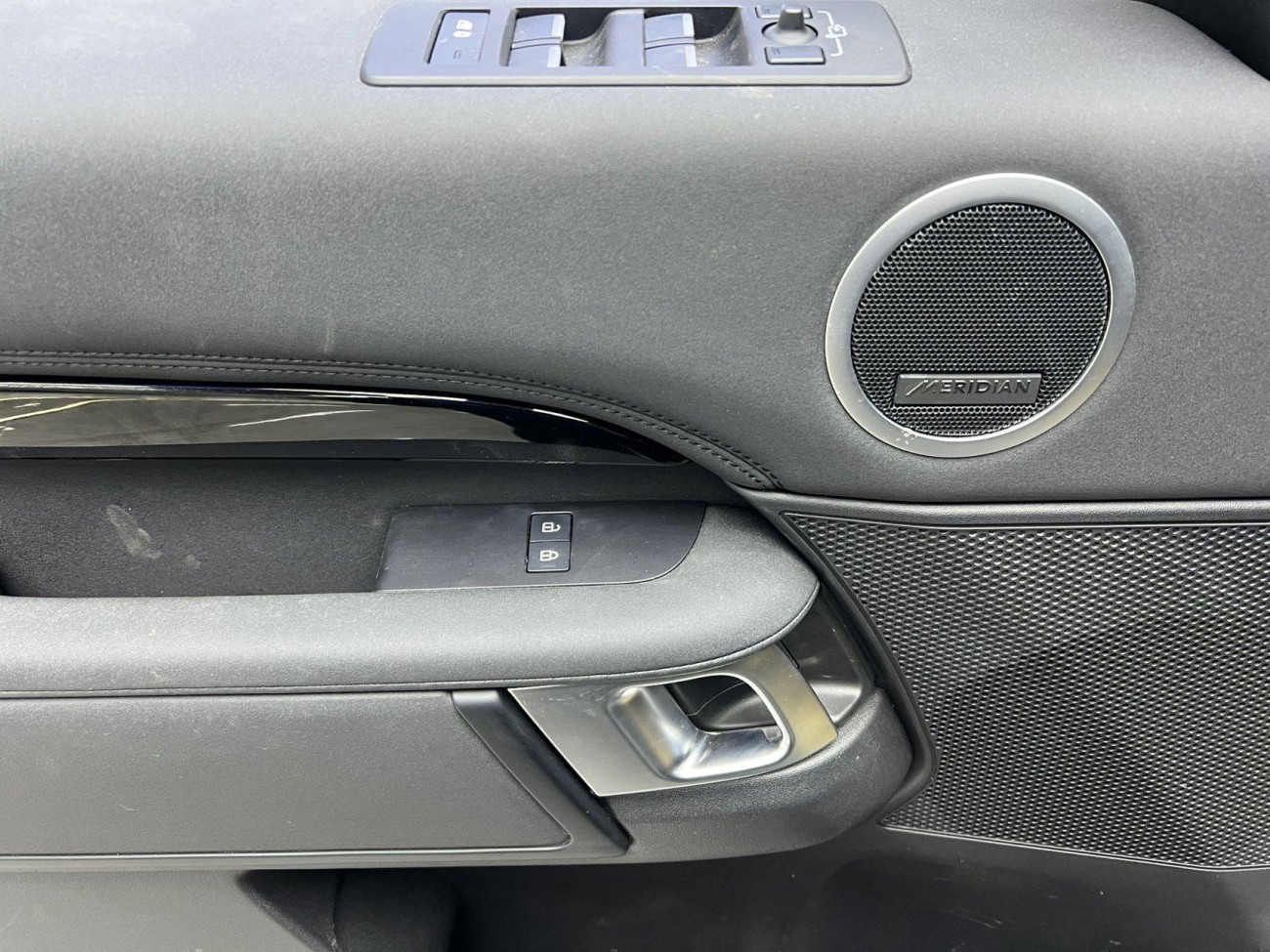 Land Rover Discovery 2024