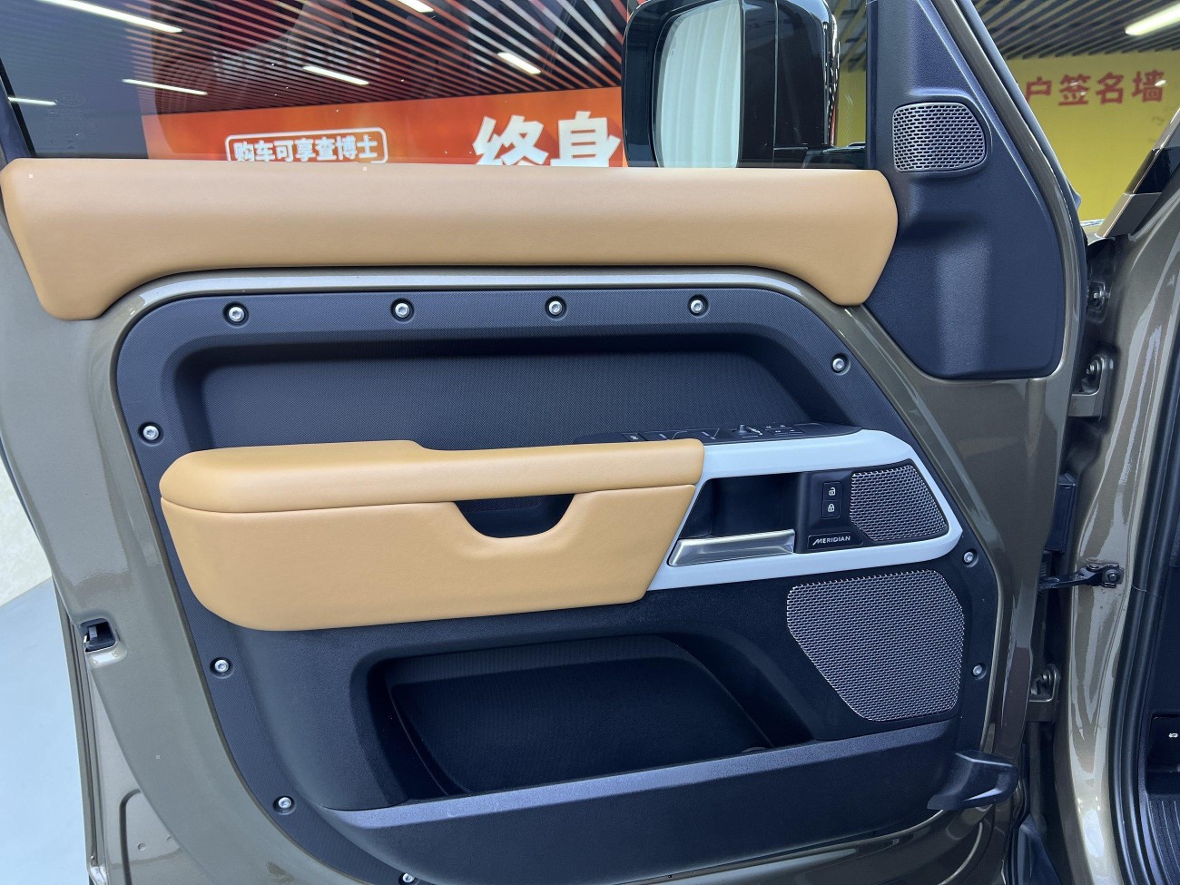 Land Rover Defender 2024