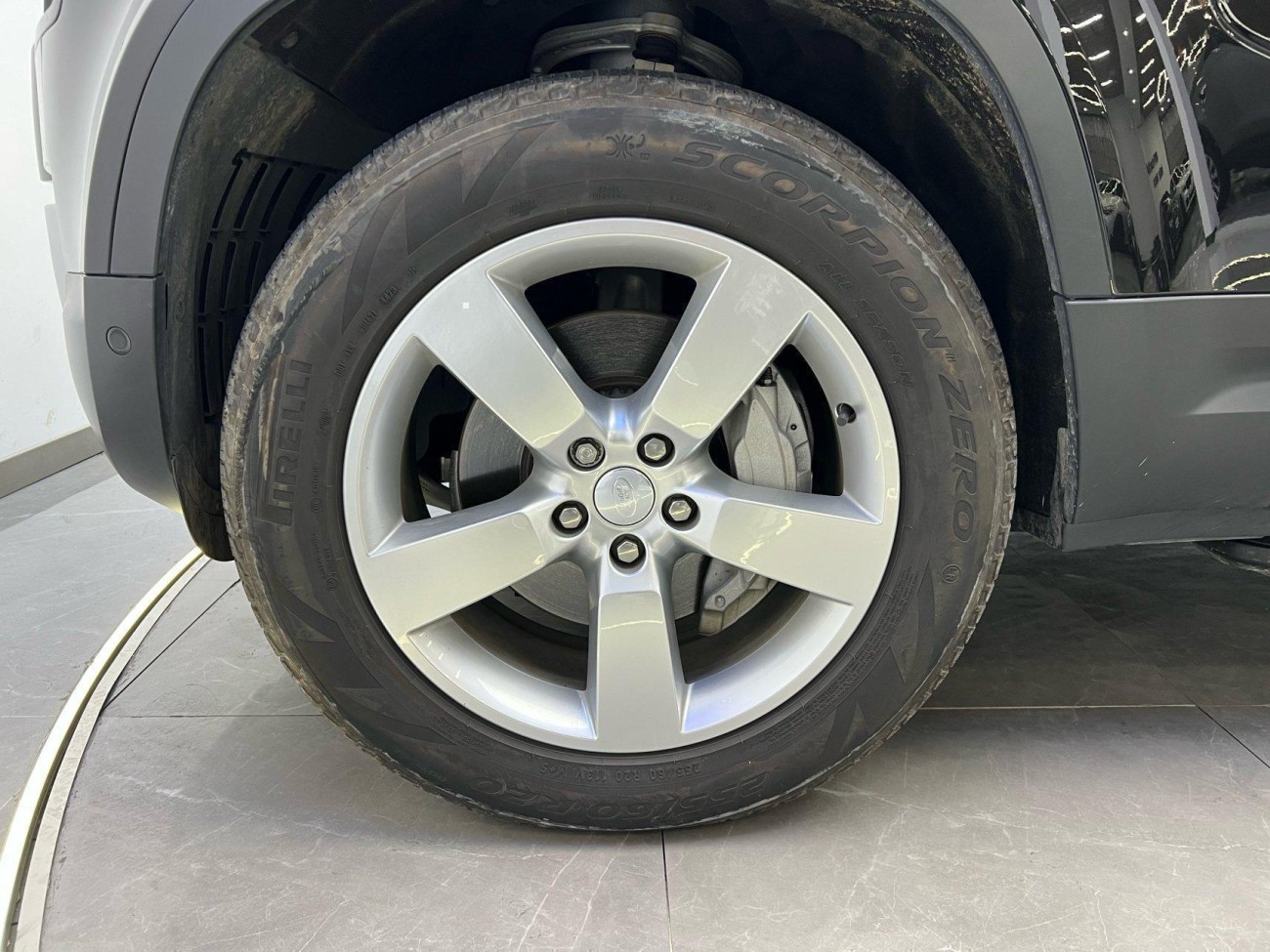 Land Rover Defender 2023