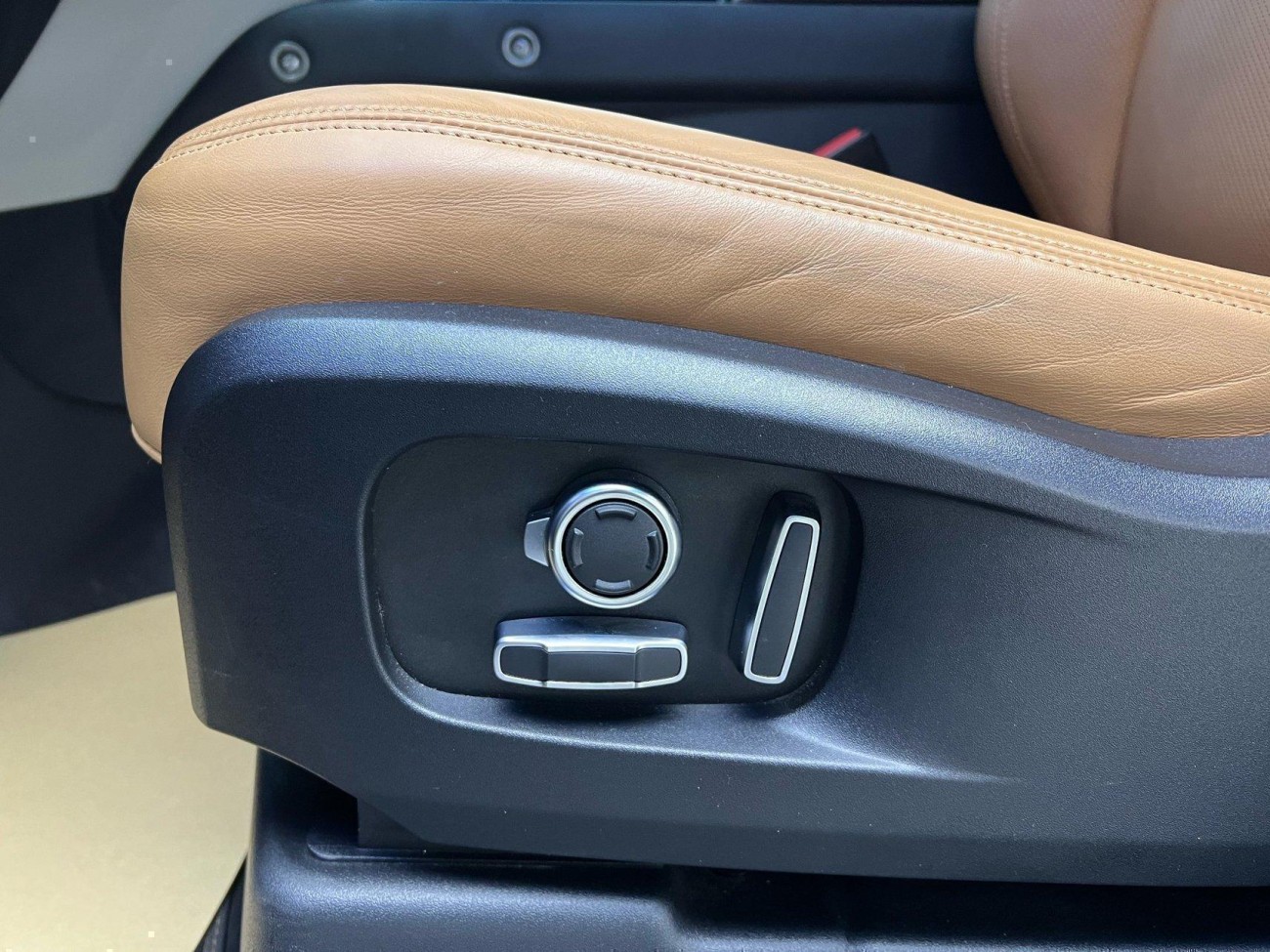 Land Rover Defender 2023