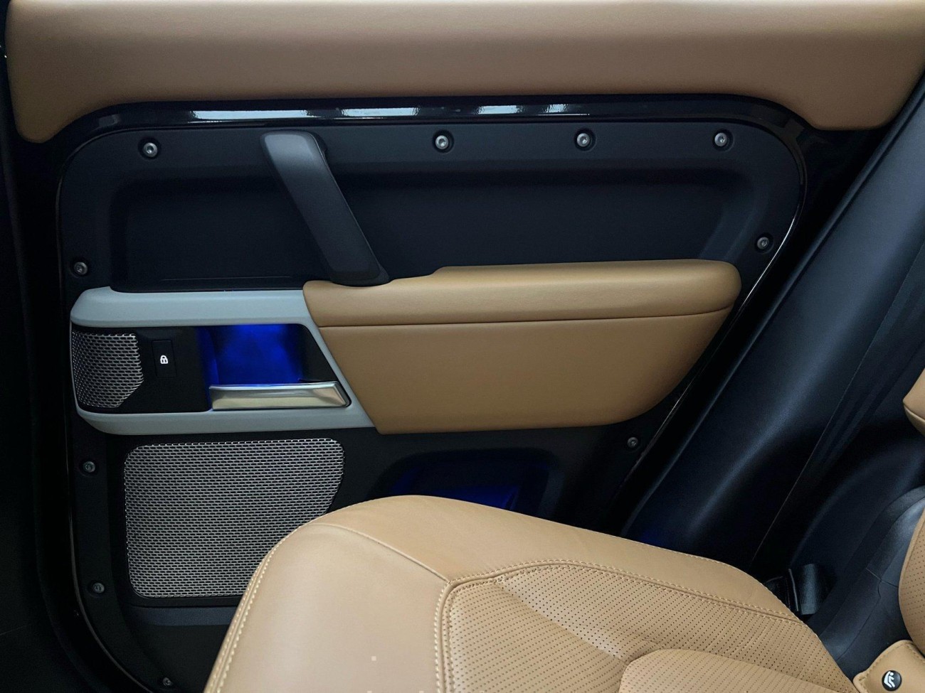 Land Rover Defender 2023