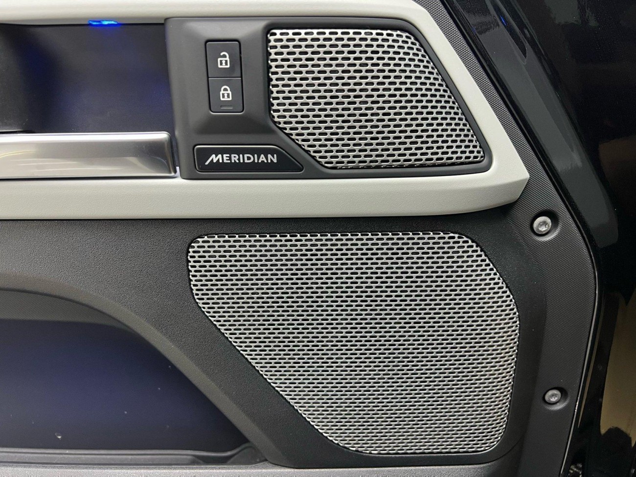 Land Rover Defender 2023