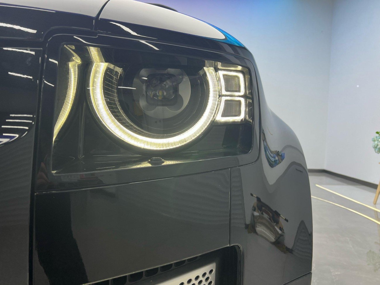 Land Rover Defender 2023