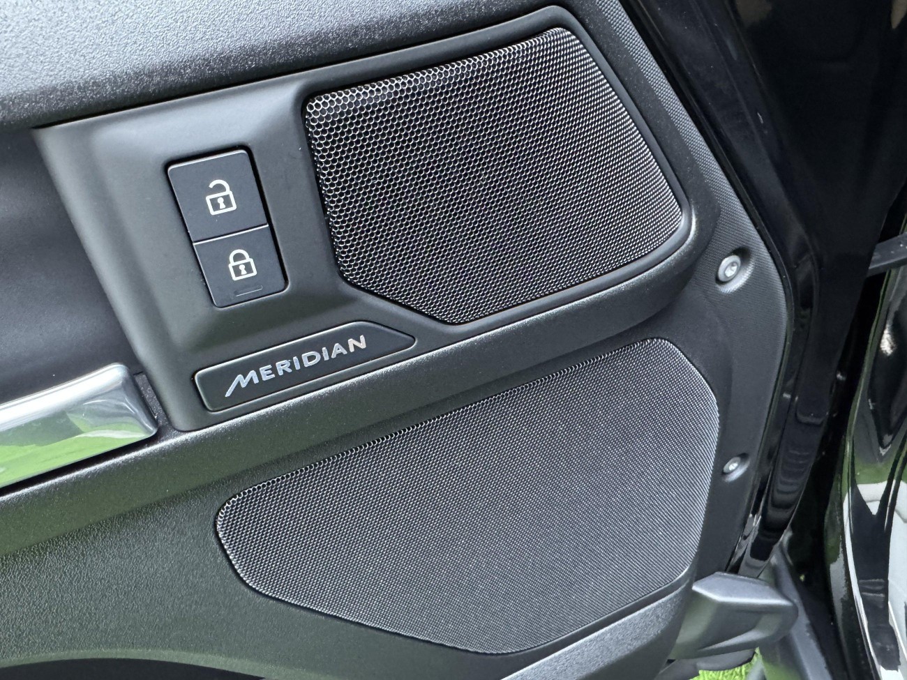 Land Rover Defender 2025