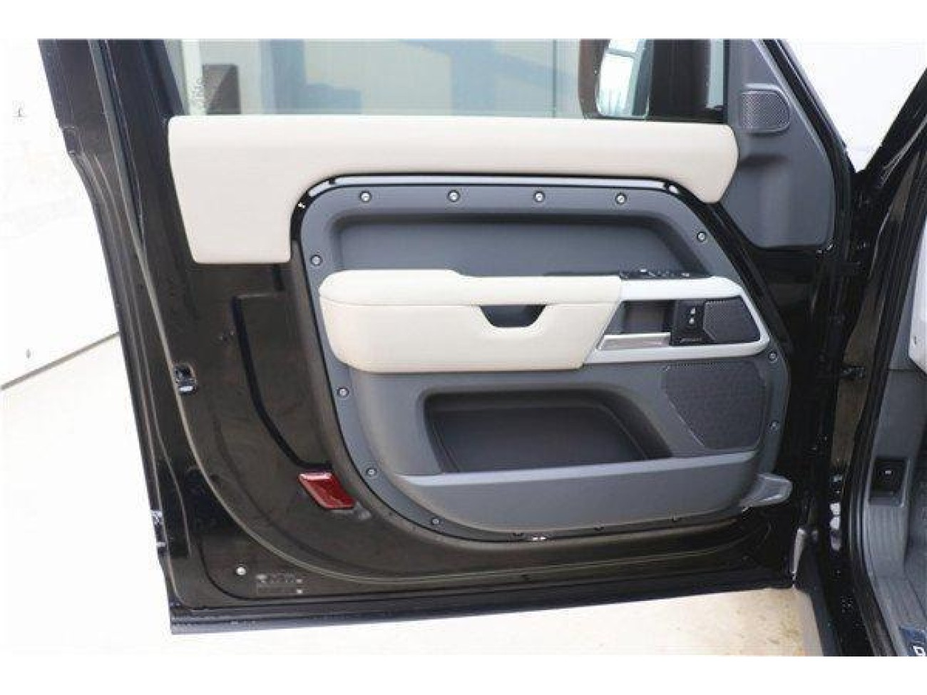 Land Rover Defender 2023