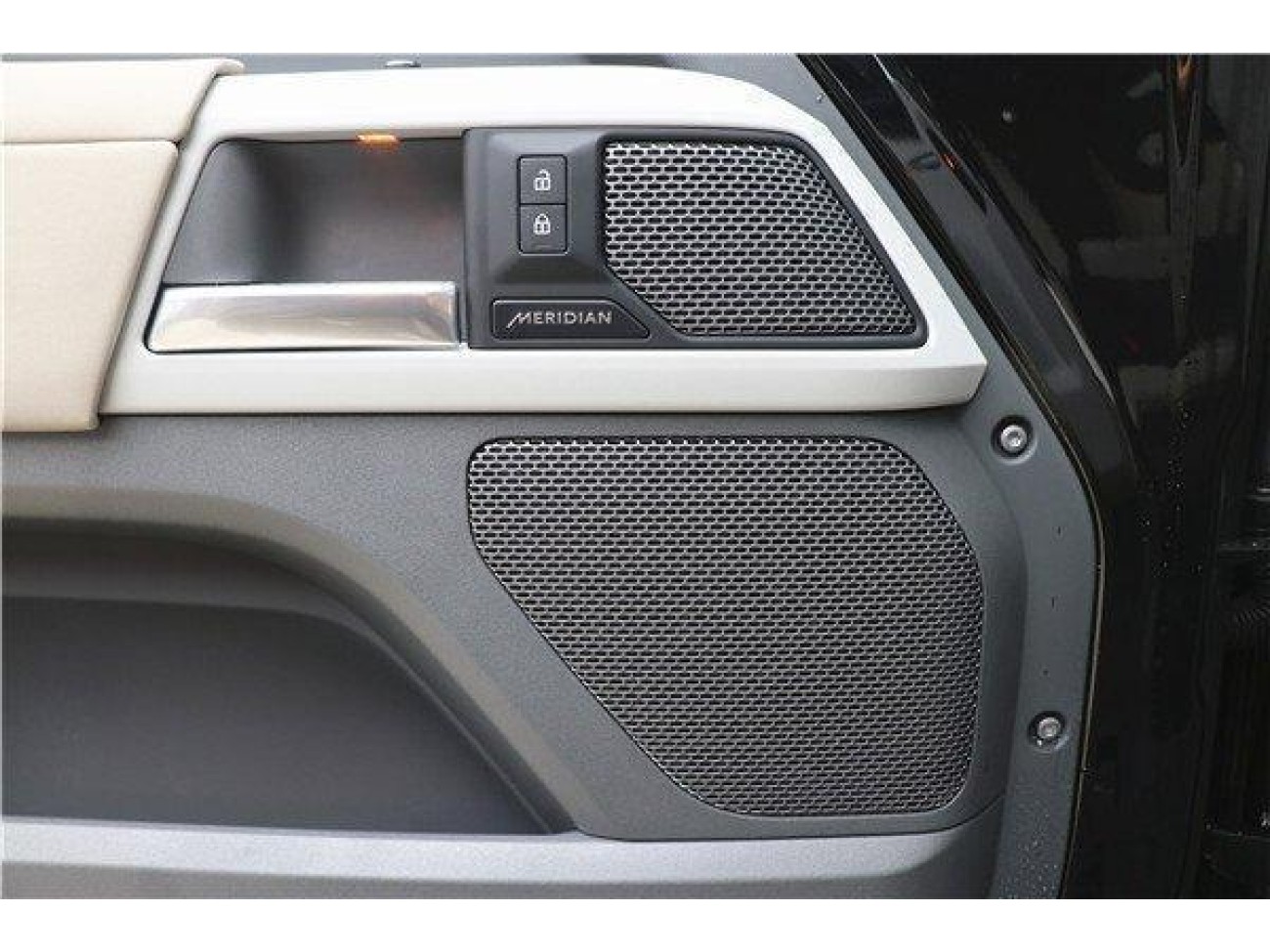 Land Rover Defender 2023