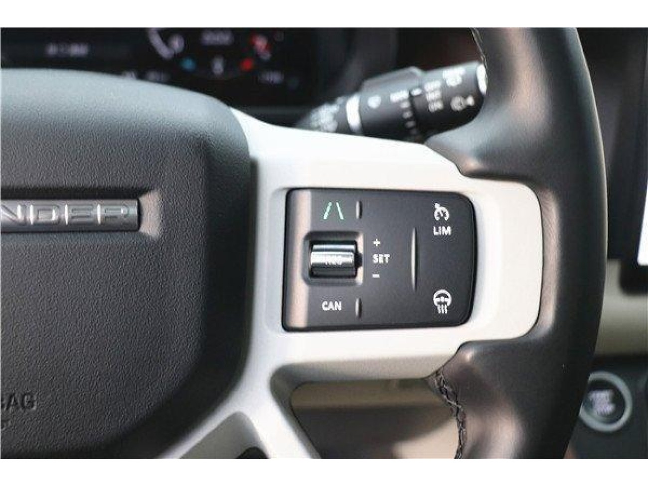 Land Rover Defender 2023