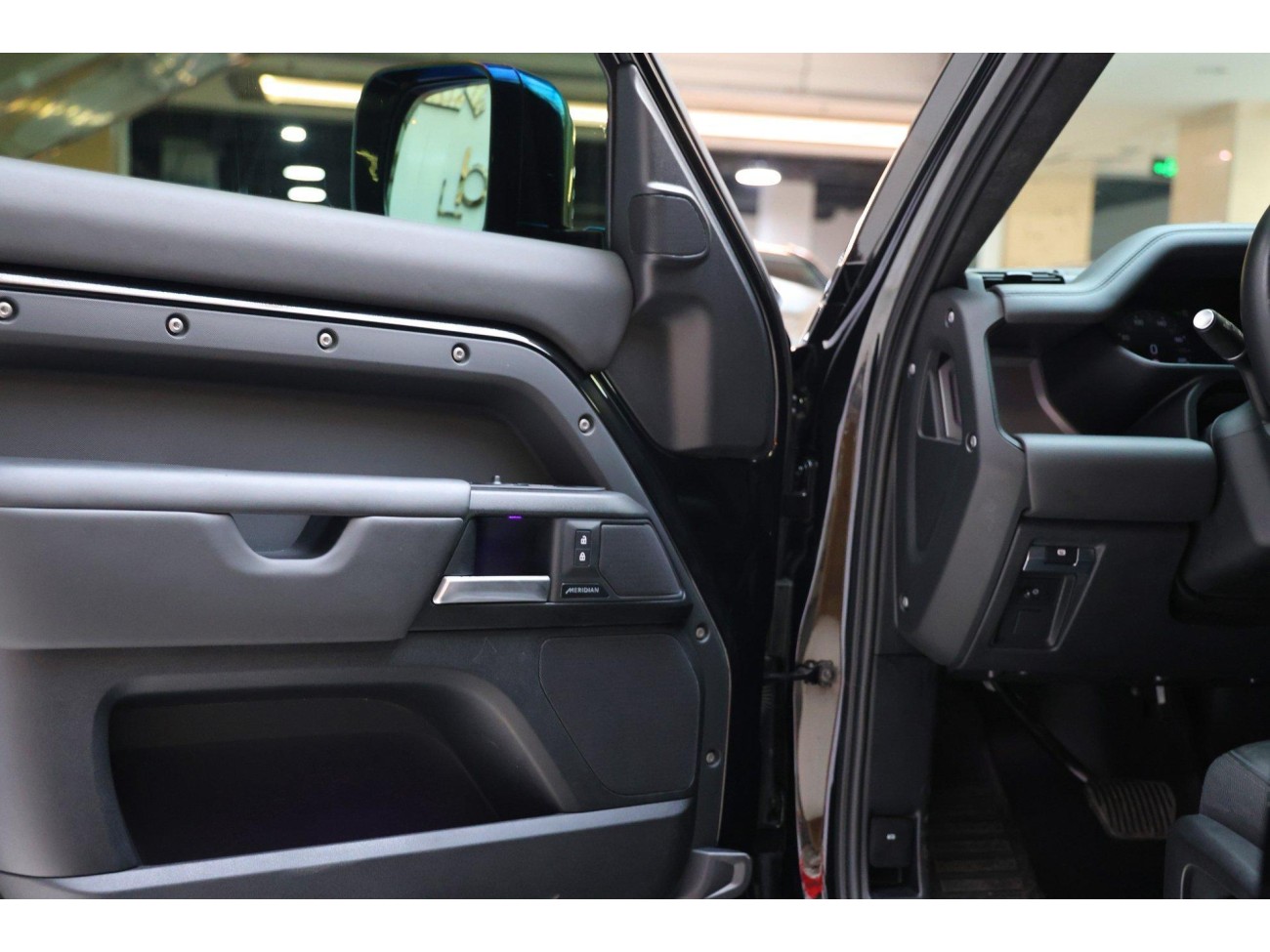 Land Rover Defender 2025