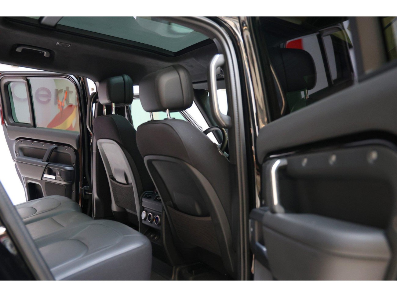 Land Rover Defender 2025