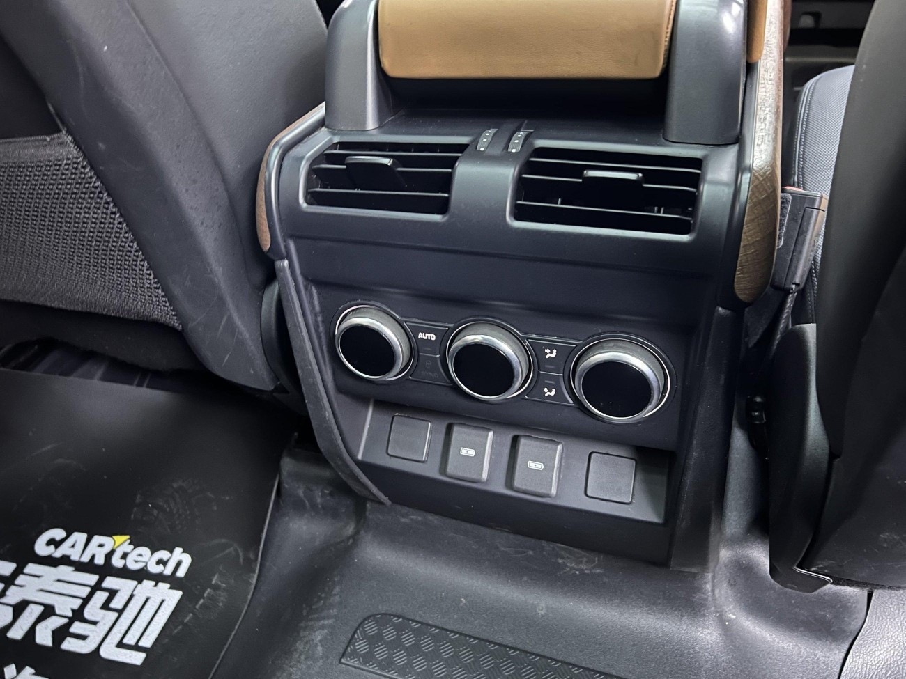 Land Rover Defender 2023