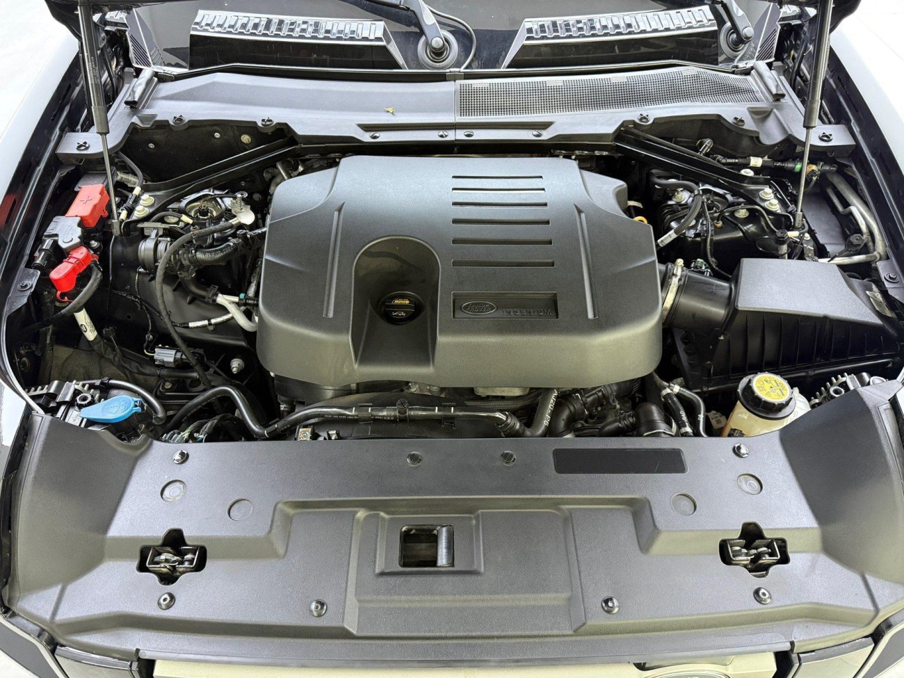 Land Rover Defender 2023