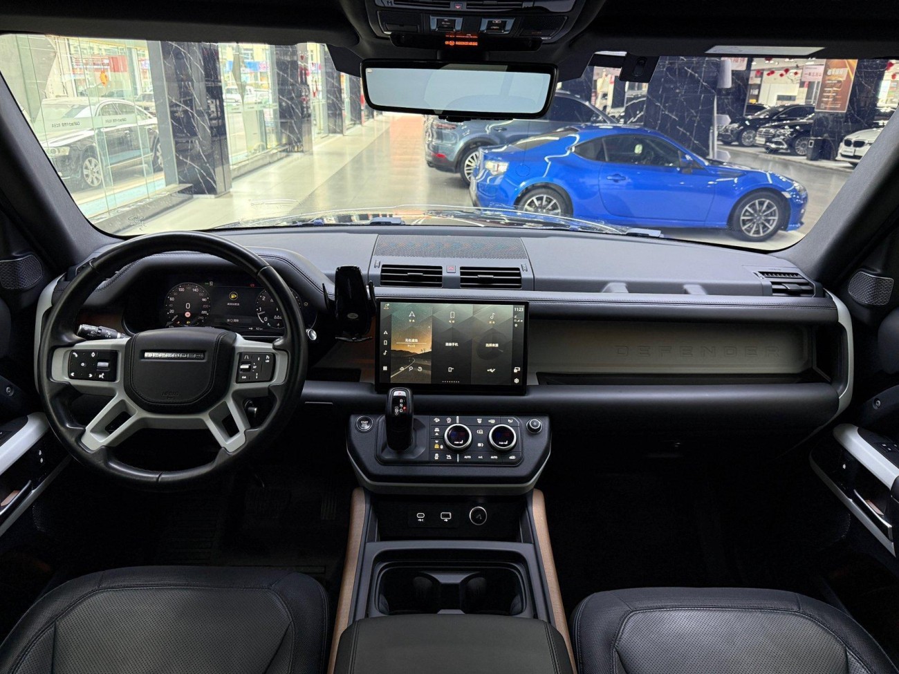 Land Rover Defender 2023