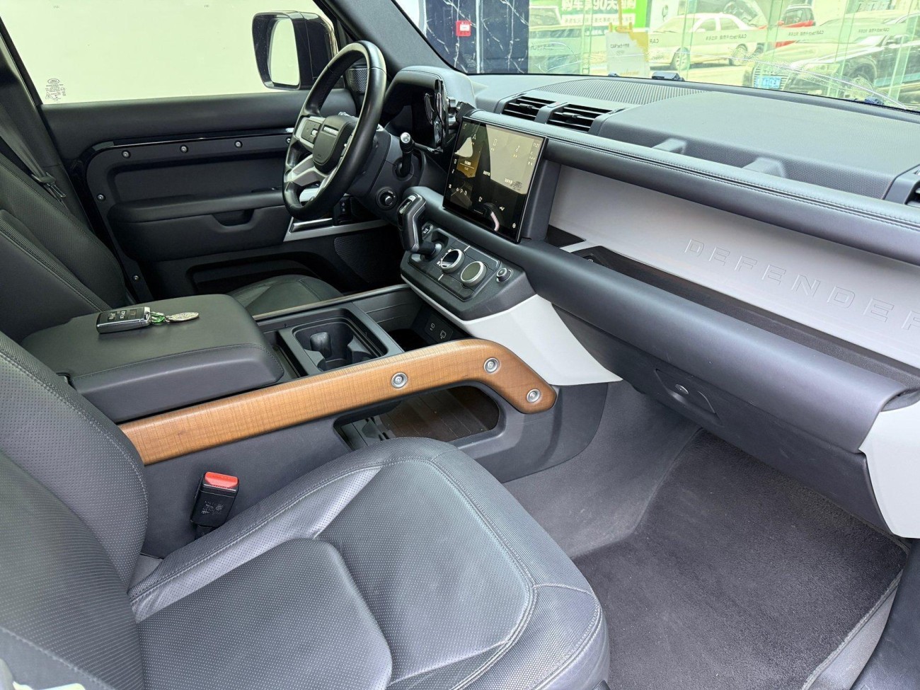 Land Rover Defender 2023