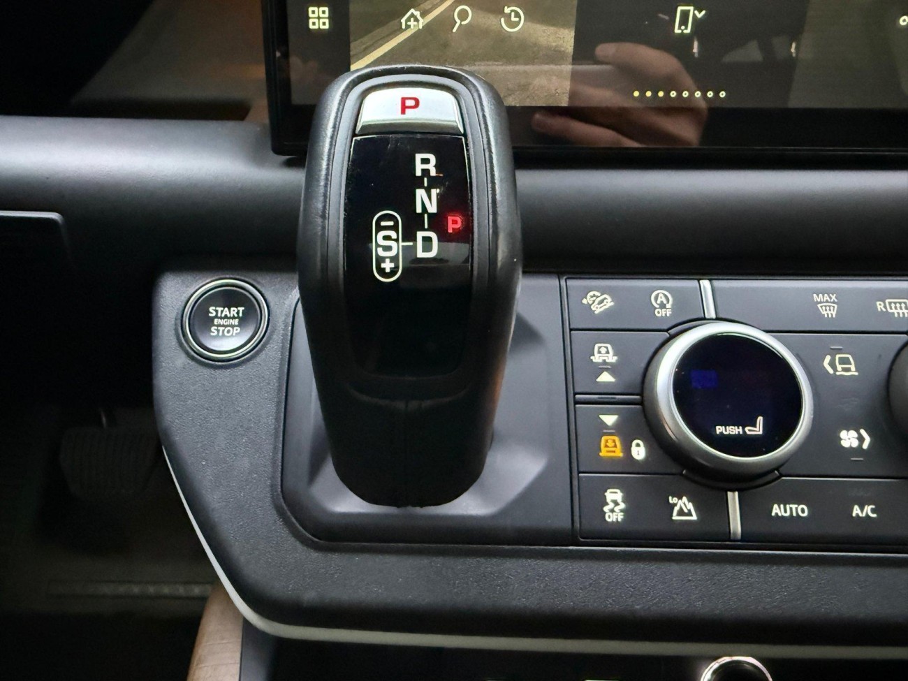 Land Rover Defender 2023