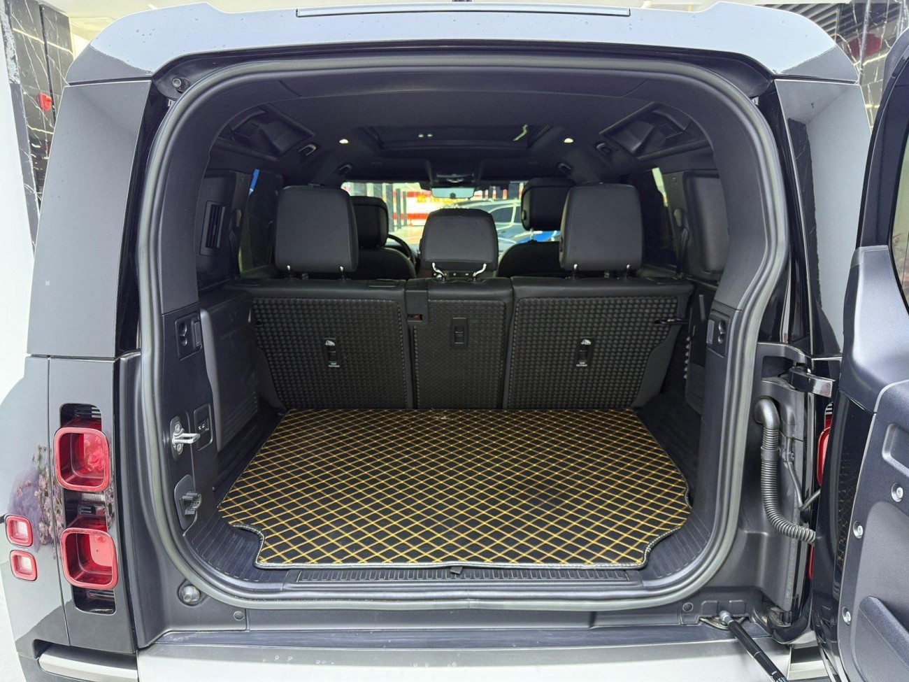 Land Rover Defender 2023