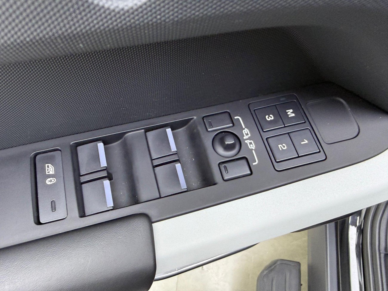 Land Rover Defender 2023