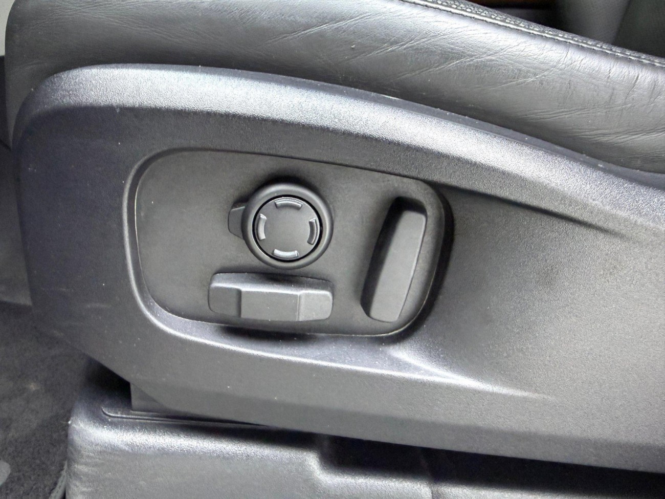 Land Rover Defender 2023