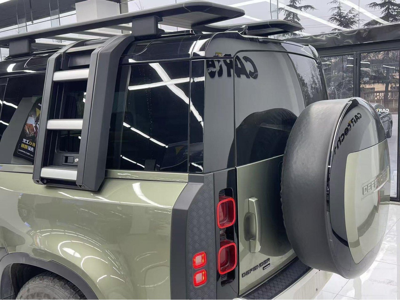 Land Rover Defender 2023