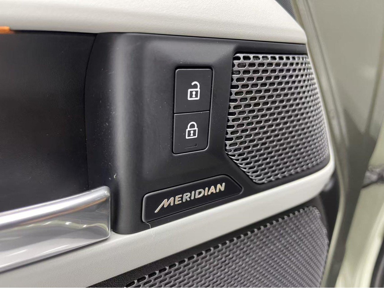 Land Rover Defender 2023