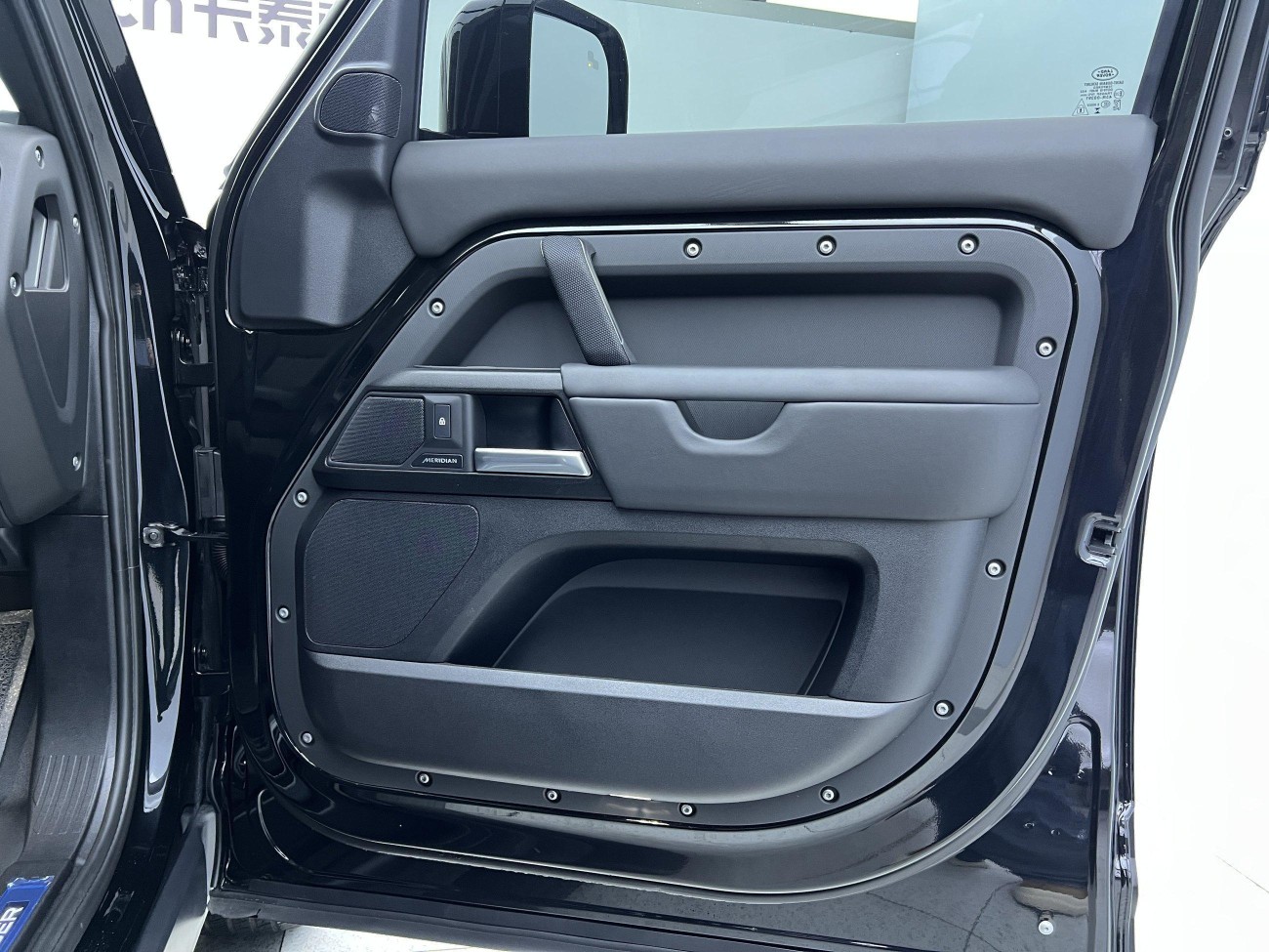 Land Rover Defender 2025