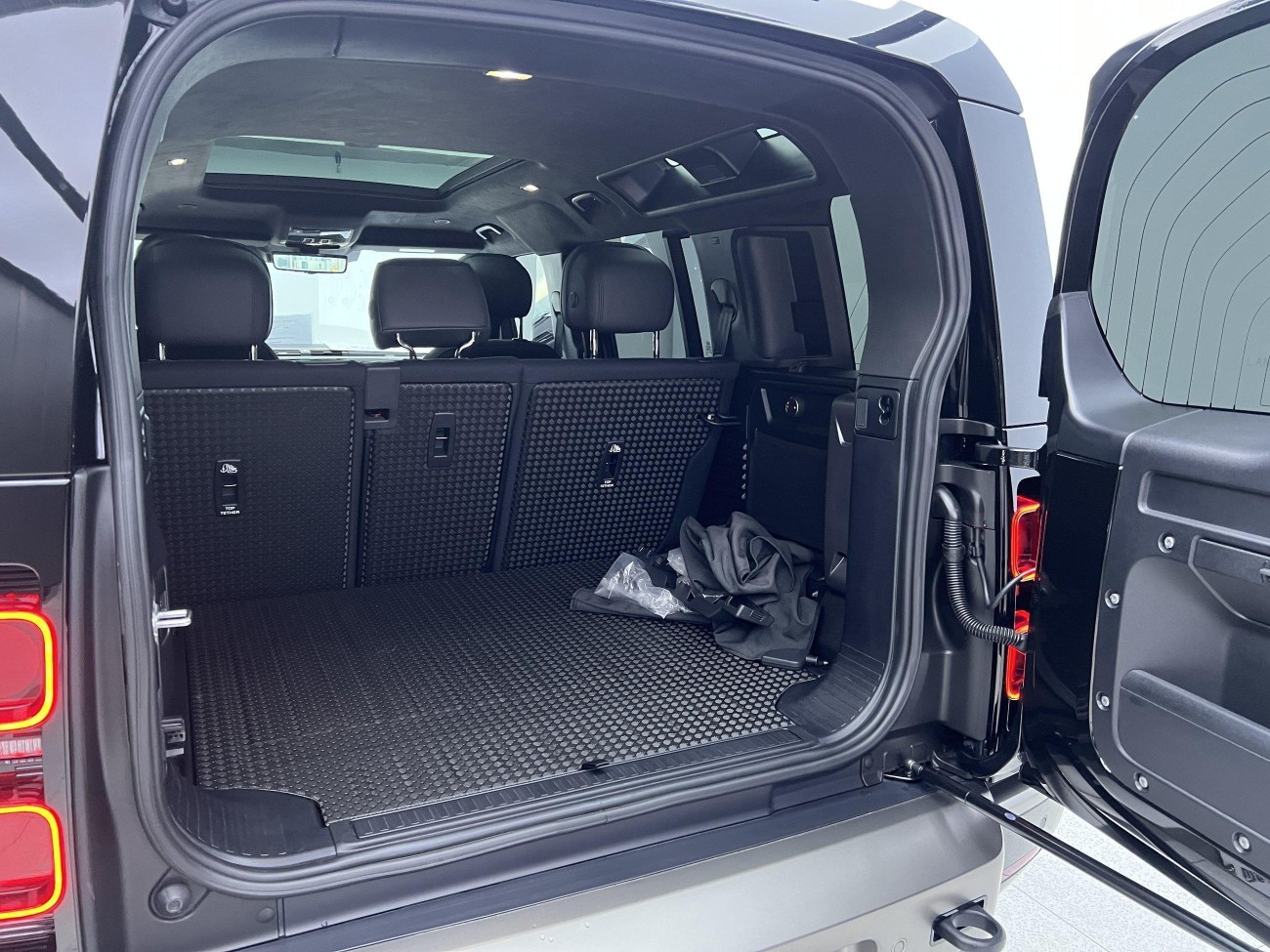 Land Rover Defender 2025