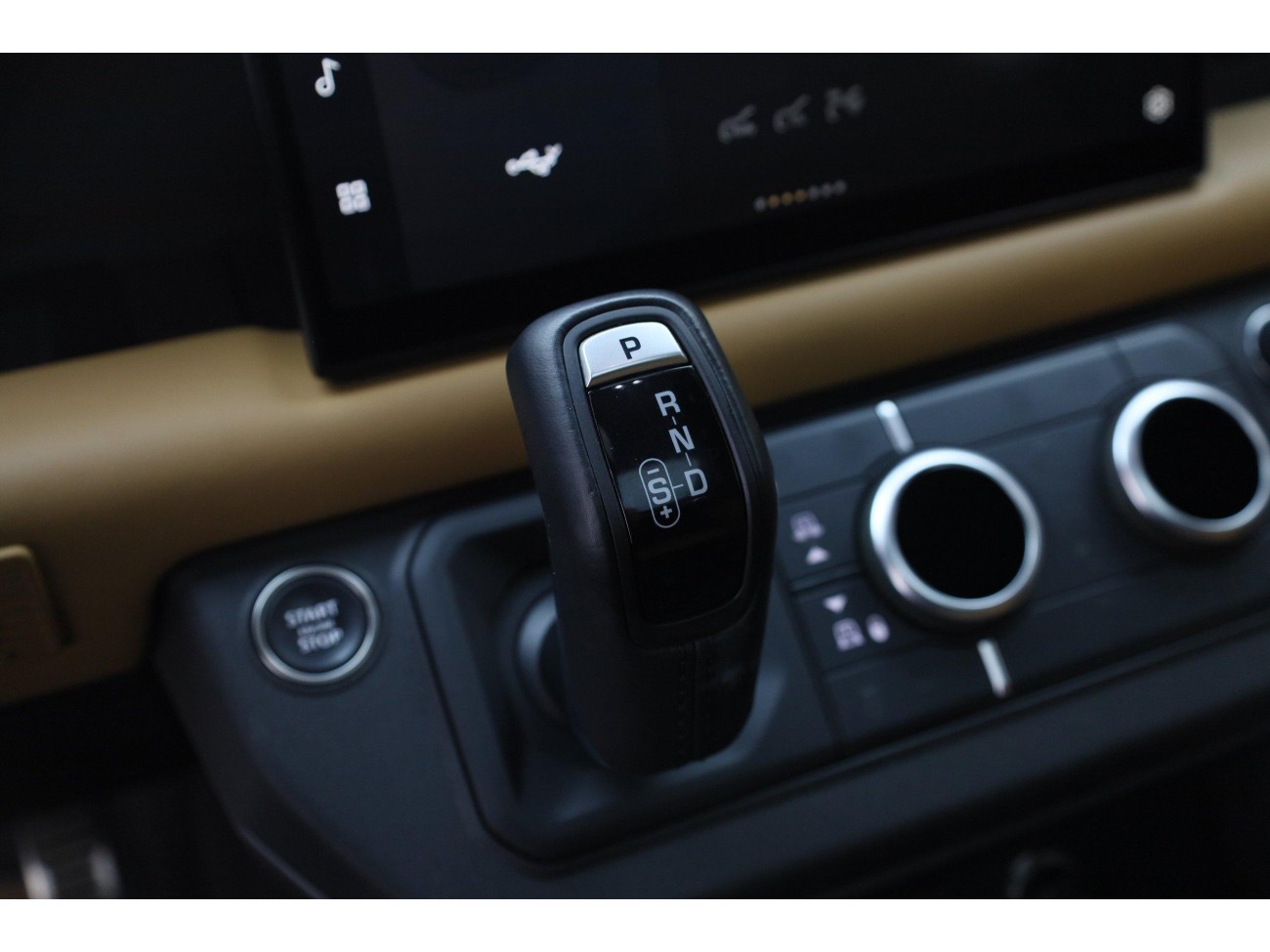 Land Rover Defender 2023