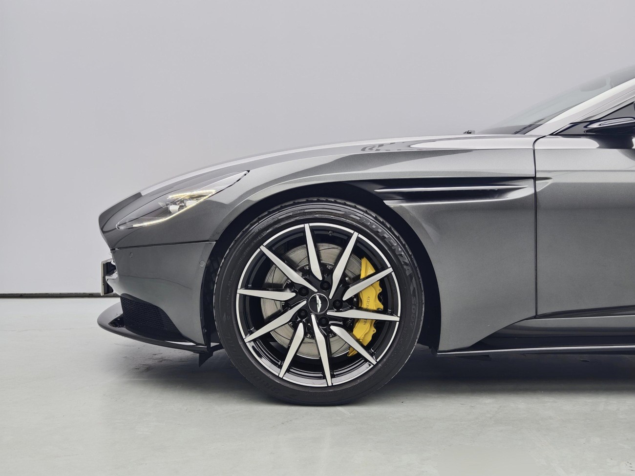 Aston Martin DB11 2019