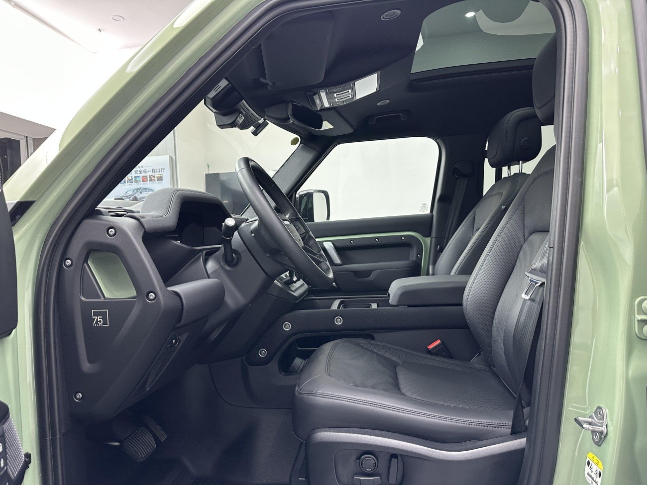 Land Rover Defender 2023