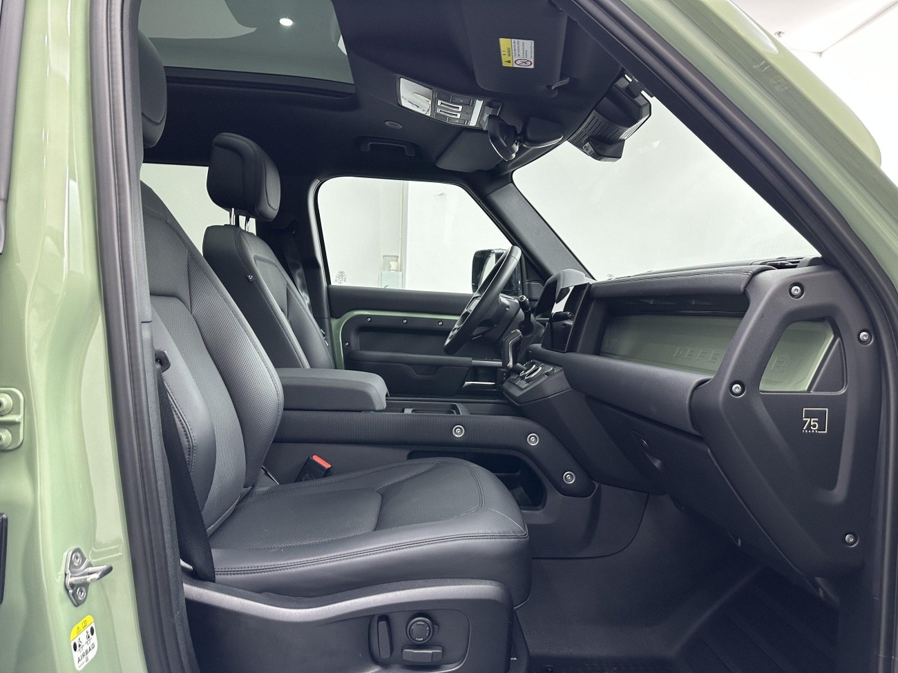 Land Rover Defender 2023