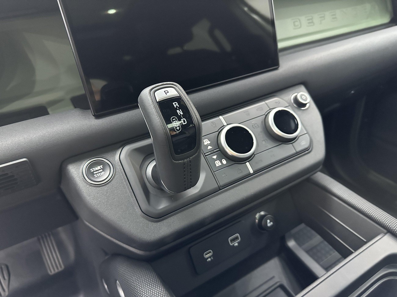 Land Rover Defender 2023