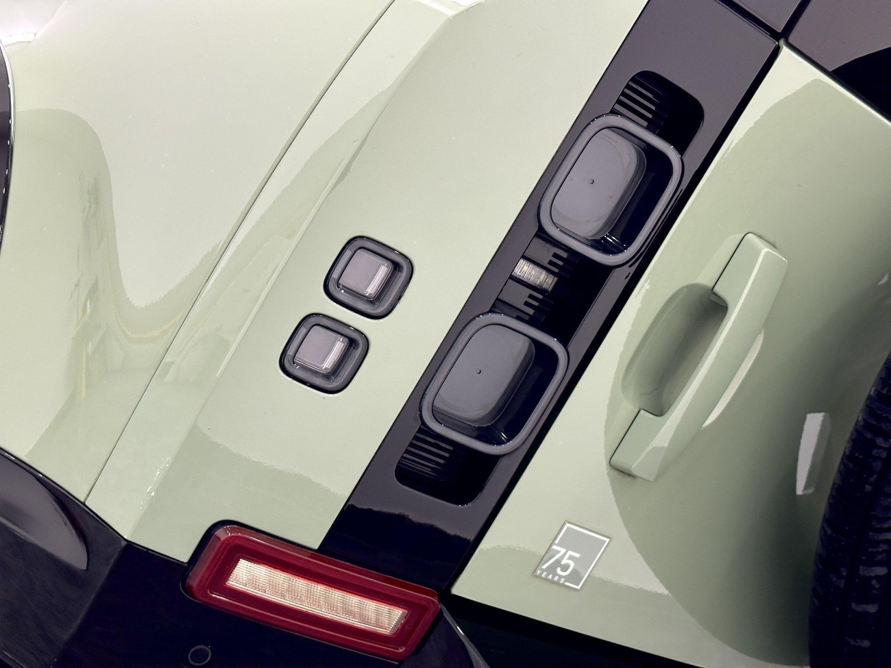 Land Rover Defender 2023