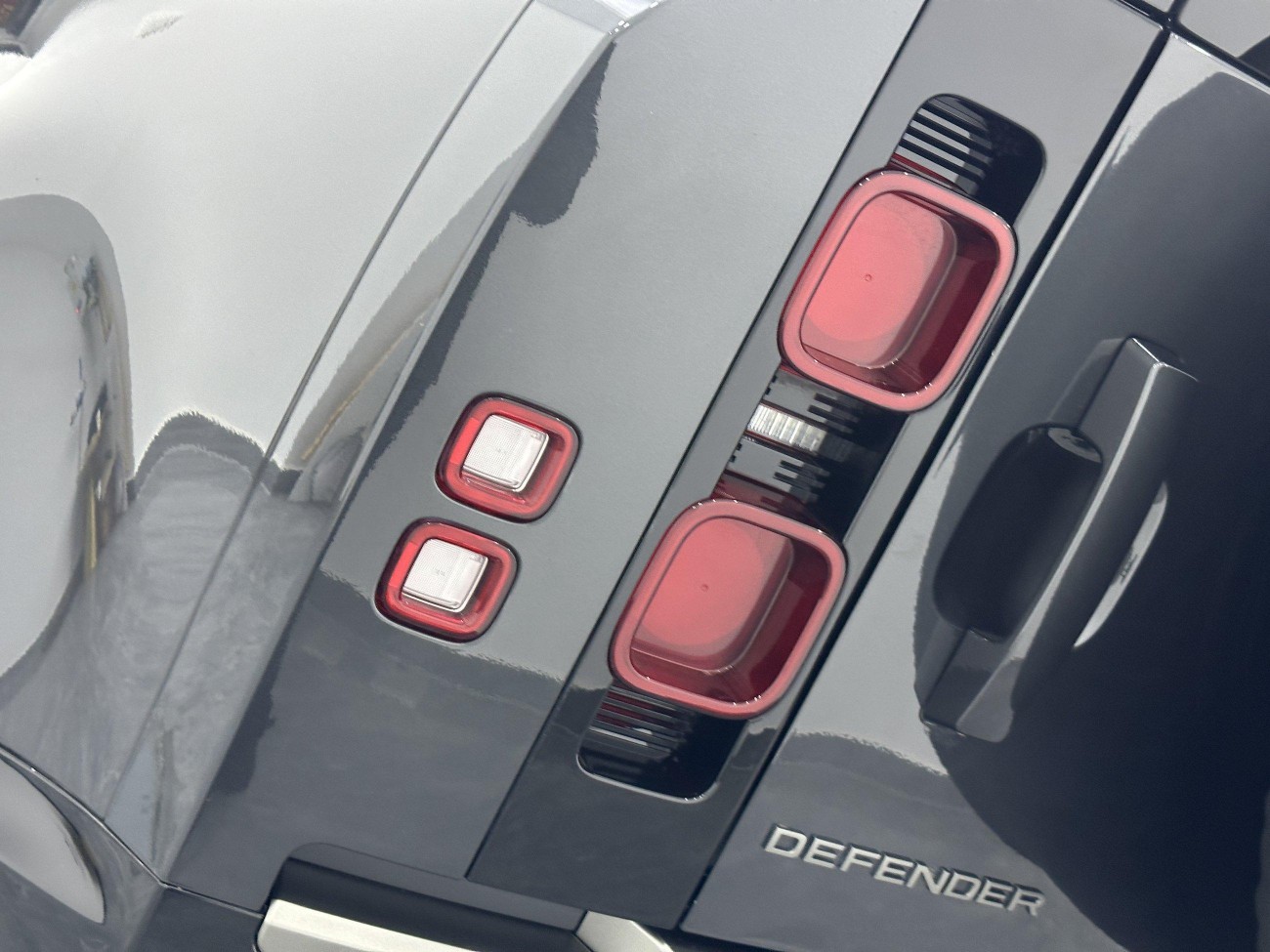 Land Rover Defender 2024