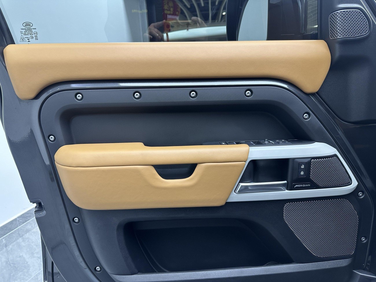 Land Rover Defender 2024