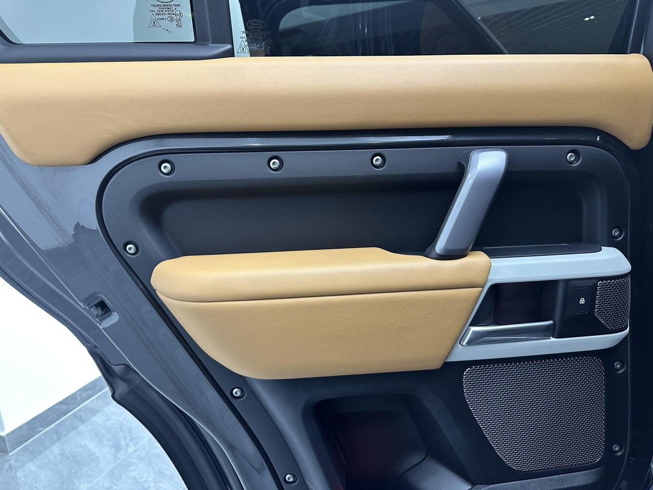 Land Rover Defender 2024