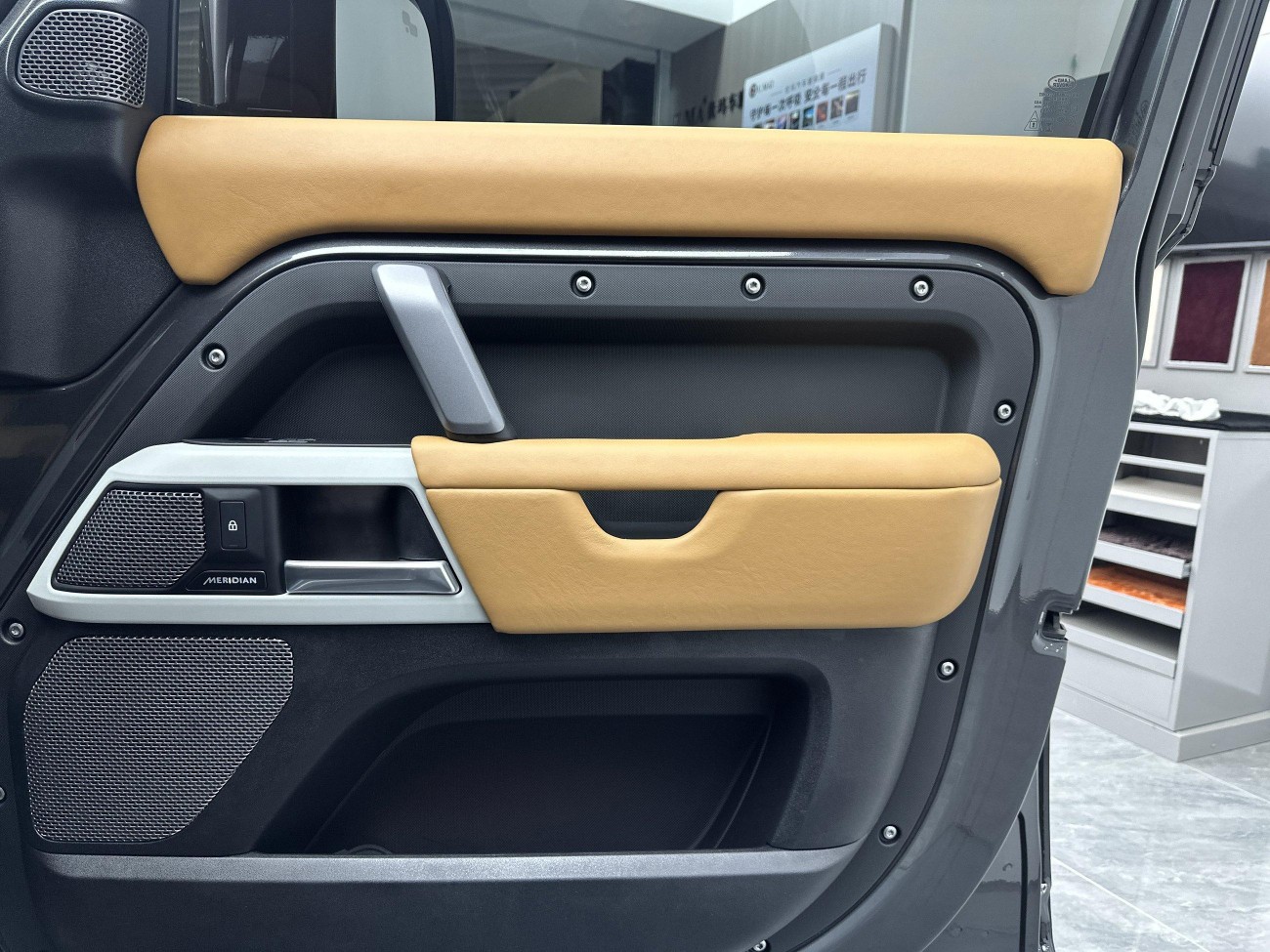 Land Rover Defender 2024