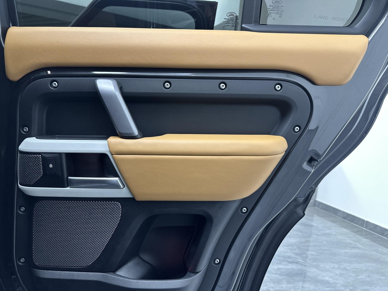 Land Rover Defender 2024