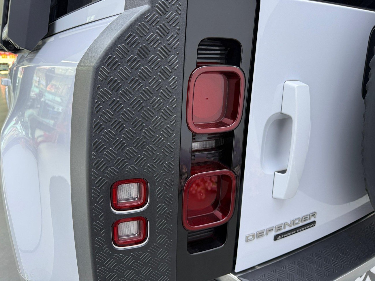 Land Rover Defender 2023